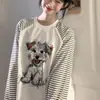 Camiseta Feminina Manga Longa Gola Redonda Listrada Contrastante Estampa de Cachorro Graffiti Chic Coreano Top Casual Solto Primavera e Outono
