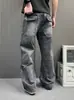 Jeans de trabajo retro negros y grises para hombre, con bolsillos grandes, corte holgado, perneras anchas y un diseño recto moderno y versátil que llega hasta el suelo.