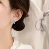 Brincos de Pérola com Flor Vazada Estilo Novo Agulha de Prata Luxo Leve para Mulheres, Brincos Versáteis de Design Transparente de Gelo de Alta Qualidade Venda por Atacado