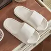 2024 nuevas chanclas de interior con base gruesa de sensación de excremento desodorantes al por mayor para mujer de verano ordinarias frescas lindas de EVA para baño trapeador