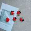 Dibujos Animados Lindo Fresa Roja Gatito Negro Accesorios DIY Materiales Hechos a Mano Hebilla de Zapato Sombrero Accesorios de Pegamento en Crema