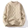 Nueva colección de otoño e invierno de suéteres de punto trenzado de moda para hombre y tops de punto, una prenda básica de capas moderna y casual para hombres europeos y americanos