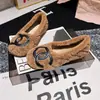 Nueva colección de pantuflas de lana de cordero Kalaoya, con diseño de punta poco profunda, estilo slip-on, forro de felpa y suela plana, disponibles como zapatos para mujer