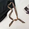 Pañuelo de seda con estampado de leopardo retro Maillard Collar Cadena de suéter con cuentas de diseño de nicho Versátil Escote halter Accesorios Sexy