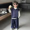 2287 Conjunto de Tres Piezas con Sudadera con Capucha para Niños Primavera y Otoño 2026 Nueva Ropa de Otoño Conjunto de Sudadera Estilo Coreano para Niños