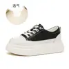 Camada Superior de Couro de Vaca com Sola de Espuma Sapatos Brancos Outono/Inverno 2026 Novo Estilo Sola Grossa Sapatos Versáteis para Mulheres Casuais Confortáveis Sapatos que Aumentam a Altura