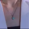 Collar Colgante Bolsa de la Suerte Pequeña Verde Nuevo 2025, Femenino, Lujo Ligero, Joyería de Nicho Versátil al por Mayor, Sencillo