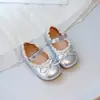 Zapatos de vestir simples dulces estilo Mori para niña, nuevos de verano 2025, zapatos de rendimiento con lazo para niñas, zapatos pequeños de cuero con cordones para niños