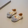 Novas Sandálias de Menina Sapatos de Criança de Bico Fechado 2025 Verão Novos Sapatos Brilhantes de Princesa Prata Sandálias com Laço