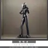 Figura de arte abstracto, negra, con una figura deportiva, diseño moderno y de nicho, que exuda una estética sofisticada y minimalista, adecuada para la decoración del hogar