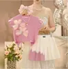 Traje de Verano para Niña 2025 Nuevo Estilo Moda Bebé Niña Top de Manga Corta con Flores Falda Plisada Moderna Estilo Popular de Verano