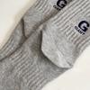 Outono e inverno nova faixa vertical bordado Inglês design simples meias masculinas atacado algodão penteado meias masculinas esportivas