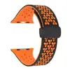 Aplicável para Apple Watch Ultra9876543210 geração se Pulseira de Relógio de Silicone Dobrável com Fivela Magnética em Favos de Mel Bicolor