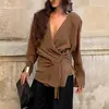 Suéter retro de retazos con abertura para mujer con cuello en V cruzado, ajuste irregular en la cintura y diseño de correa de amarre, top elegante