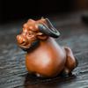 Animal de Estimação de Chá de Argila Roxa Yixing, uma Pequena Estatueta de um Touro Poderoso, Escultura Artesanal, Acessório para Conjunto de Chá, Decoração para Cerimônia do Chá, Pode Ser Usado para Decoração de Mesa de Chá e Pode Ser Preservado