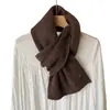 Novo Cachecol Pequeno de Lã para Mulheres, Estilo Coreano Outono/Inverno, Cachecol de Tricô Macio e Fofo de Cor Sólida, Cachecol Quente com Logo Metálico Simples