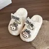 Pantufas peludas de urso de desenho animado, doces e fofas, para mulheres, novidade do inverno de 2026, pantufas de algodão fofas, com sola grossa e bico fechado, para mulheres