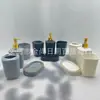 Conjunto de Quatro Peças de Higiene Pessoal para Banheiro de Luxo Leve Doméstico PP Cor Sólida Frasco de Loção Saboneteira Copo de Enxaguante Bucal Caixa de Papel com Filme Termoencolhível