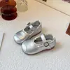 Sapatos Infantis Primavera/Verão 2026 Tênis Retro Marrom Francês de Couro Infantil Sapatos de Princesa para Meninas Sapatos de Couro de Corte Baixo com Solado Macio