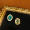 Estilo Occidental Chapado en Cobre Antiguo con Oro de 18K, Color Dorado Vintage Combinado con Ágata Verde Piedra Natural y Perla de Vidrio Diseño