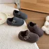 Sapatos de inverno de algodão estilo coreano Birkenstock para crianças 2026, quentes e forrados com fleece, sola macia, resistentes ao frio, para meninas, bebês e crianças mais velhas