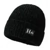 Novo gorro de inverno masculino quente de tricô, forrado com fleece e espesso, gorro pullover à prova de frio para atividades ao ar livre, gorro de tricô com topo redondo e letra
