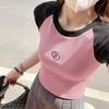 Camiseta de Manga Corta Raglán Corta en el Hombro Derecho para Mujer Verano 2025 Nuevo Diseño Slim Fit Combinación de Colores Top Sexy