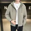 Jaqueta acolchoada casual masculina com capuz, tendência e versátil, nova cor sólida, simples e estilosa, corta-vento para atividades ao ar livre, casaco masculino