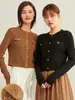 Mismo estilo que el producto de mostrador de la marca, chaqueta corta de punto de lana estilo Chanel con cuello redondo, versátil, corte slim, Otoño 2026 para mujer