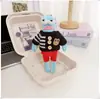 La ropa de los residentes de Fondo de Bikini incluye peces geniales, peces flácidos, peces acostados, colgantes, llaveros, accesorios, suéteres y overoles.