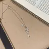 Collar con Colgante de Flor de Lirio Francés para Mujer, Acabado Cepillado, Diseño de Nicho, Lujo Ligero, Cadena de Clavícula de Gama Alta