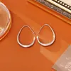 Pendientes populares de estilo minimalista, chapados en cobre con oro real, modernos y de alta gama, pendientes de diseño único para mujer, ganchos para la oreja estilo INS cool