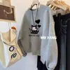 Sudadera gris con forro de polar y manga larga para mujer, nuevo estilo principios de otoño 2026, top de alta gama de moda retro americano de invierno