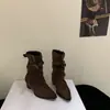 2026 Botas de Cano Médio Suede Cor Café Bico Fino Femininas Estilo Tendência Temperamento Fivela de Cinto Tamanho Grande Botas Botas Femininas