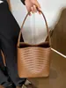 Bolso cubo tejido de estilo coreano transfronterizo para mujer, bolso texturizado, bolso de hombro simple para el día a día de verano 2026 con bolsillo interior