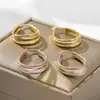 Brincos grandes argola plana entrelaçados estilo europeu e americano para mulheres, design torcido tricolor estilo francês, luxo leve, sensação de alta qualidade, item popular de nicho