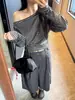 Camiseta negra de manga larga con rayas estilo coreano, hombros descubiertos, para mujer, perfecta para principios de otoño, chic y elegante, una preciosa blusa holgada