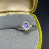 Anillo de piedra lunar natural boutique luz de luna azul cuerpo de cristal fuerte luz azul plata 925 incrustación de precisión 4*6mm