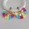 Estilo Vacaciones en la Playa Coloridos Pendientes de Metal Tejido de Hierba Rafi en Forma de Abanico Bohemios de Ratán Pendientes Exagerados Distintivos