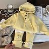 Roupa Infantil Estilo Coreano 2025 Novo Conjunto de Duas Peças Outono e Inverno para Meninas: Suéter de Tricô com Capuz e Lã, Meias Listradas e Leggings Tendência