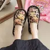 Pantuflas de lino para cuatro estaciones con estampado de leopardo y caricatura de Hello Kitty, sandalias planas antideslizantes para el hogar, suela gruesa, ultra suaves, de punta abierta