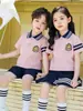 Uniformes de Jardim de Infância, Uniformes de Verão, Uniformes de Escola Primária, Uniformes de Algodão para Sala de Aula de Primavera e Outono, Conjunto Esportivo de Três Peças de Manga Curta, Uniformes Infantis de Outono e Inverno