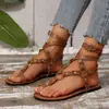 Sandalias con correa en el tobillo nuevas sandalias planas para mujer sandalias de remaches de comercio exterior chanclas sandalias de dedo del pie con hebilla de metal de ultramar playa Europeo Americano