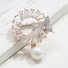 Broche retro simple de nube solar con imitación de perla, mariposa con incrustaciones de piedra, elegante, elegante, combinable con todo, pin para corsage para mujer