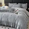 Conjunto de cama de inverno de quatro peças estilo Hepburn retrô francês, grau A, em veludo de leite, incluindo uma capa de edredom de fleece de coral, lençol de cama e outros itens de cama