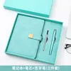 Conjunto de notebook A5 e caneta em estoque, ideal para reuniões e eventos corporativos, um presente prático com opções de personalização de logotipo.