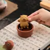 Mascota de té de arcilla púrpura: tigre acostado, exquisito y lindo, cerdito de baño creativo, hecho a mano, adecuado para colección de té, decoración de mesa de té, adorno de sala de té