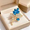 Novo broche de folhas de cristal alta costura temperamento moda anti-luz joias femininas nicho senso de design corsage