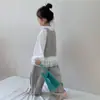 Conjunto de Primavera 2026 para Meninas Estilo Coreano Novo Colete Vazado, Camiseta Básica Estilosa, Calça de Pernas Largas da Moda Conjunto de Três Peças