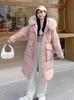 Casaco Longo de Penas para Trabalho Feminino Moda Inverno 2026 Cintura Marcada Emagrecedor Gola Grande de Pelo Quente Penugem de Pato Branco Parka Acima do Joelho